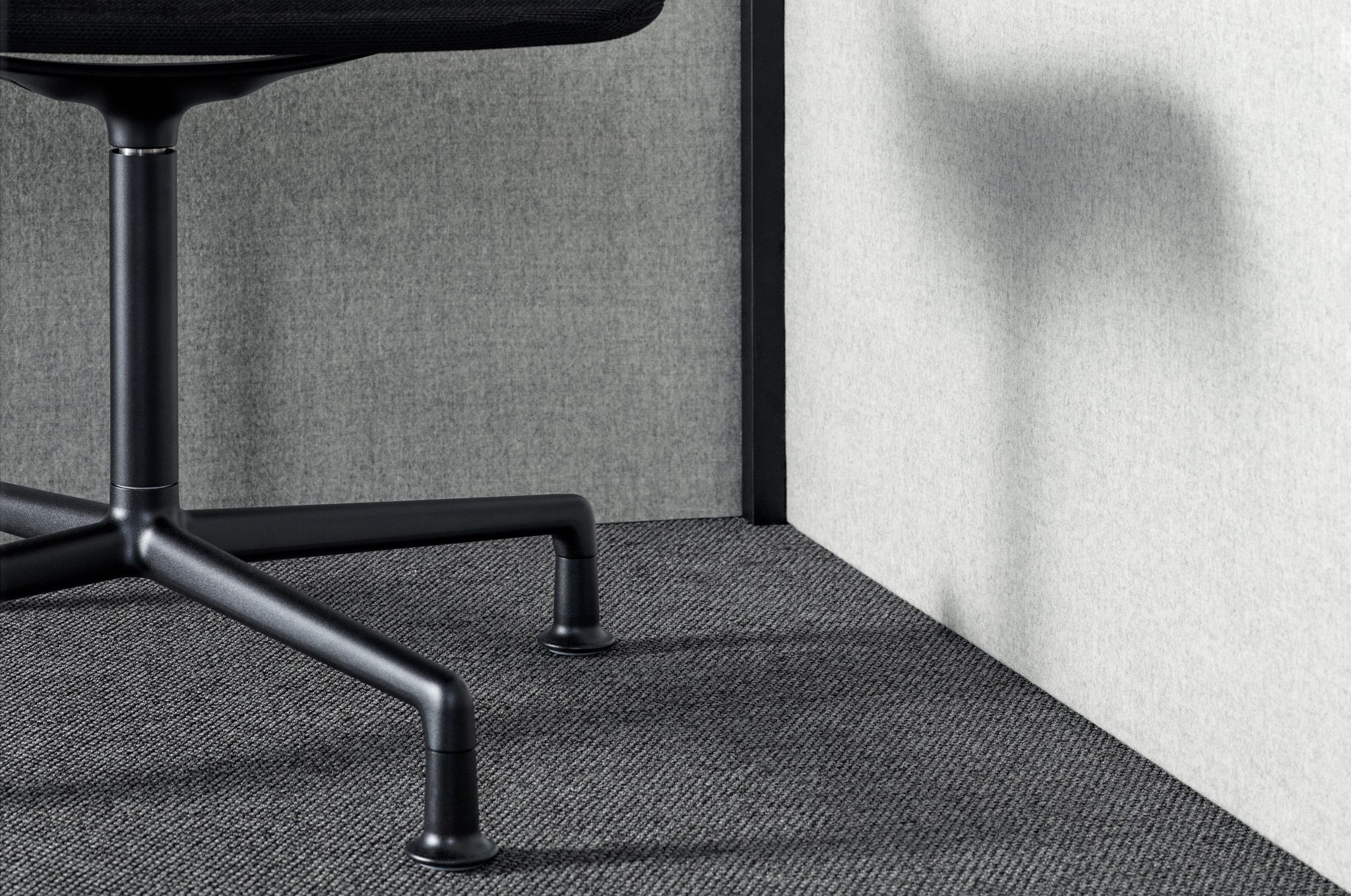 Black Zen Pod corner with office chair base on dark carpet