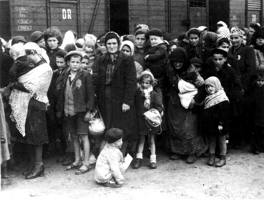 Hungarian Jewish women and children on the Birkenau arrival platform (May/June 1944). Photo: Auschwitz Album