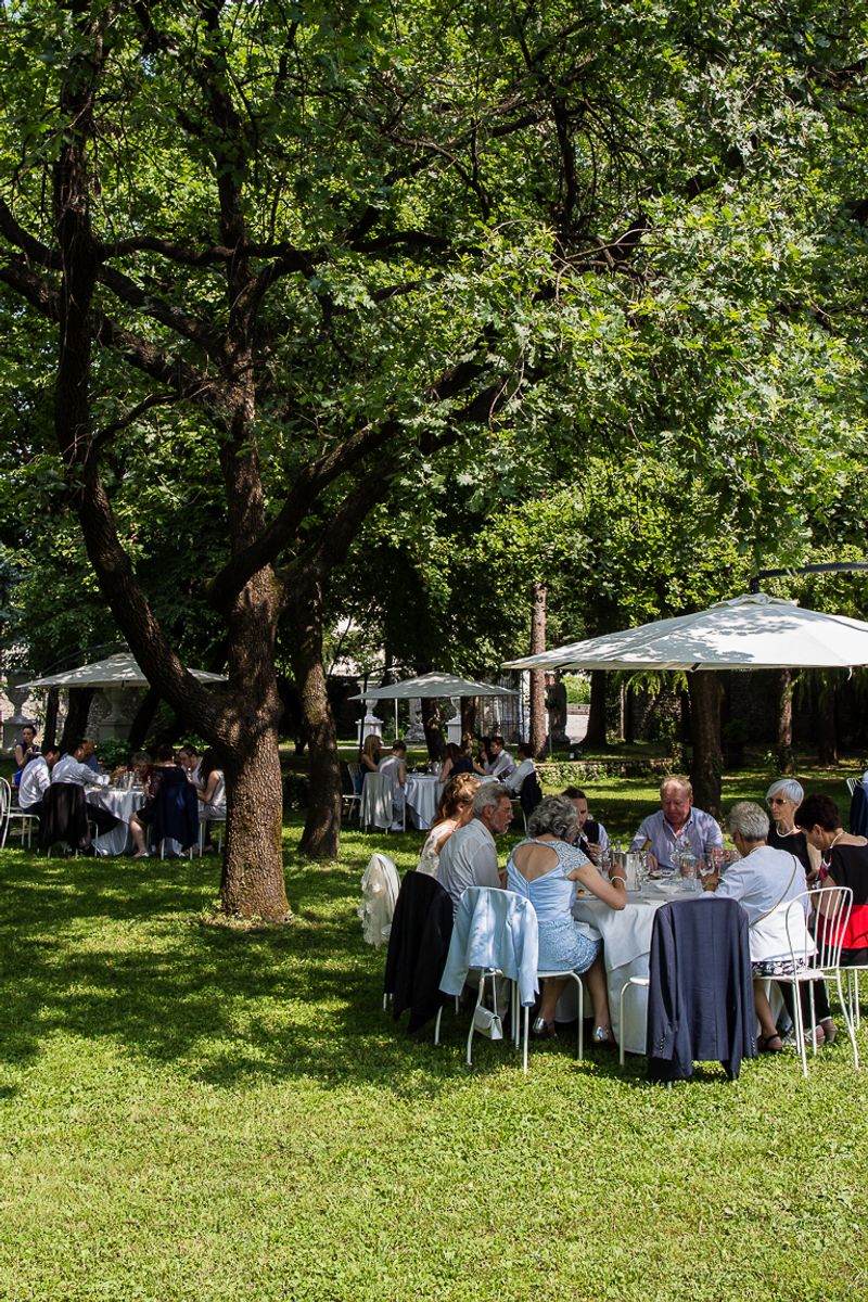 Das Hochzeitsessen unter den Bäumen des Parks