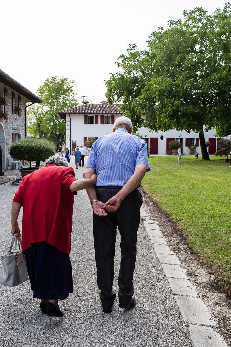 Zwei Gäste spazieren durch den Hof in Richtung Park