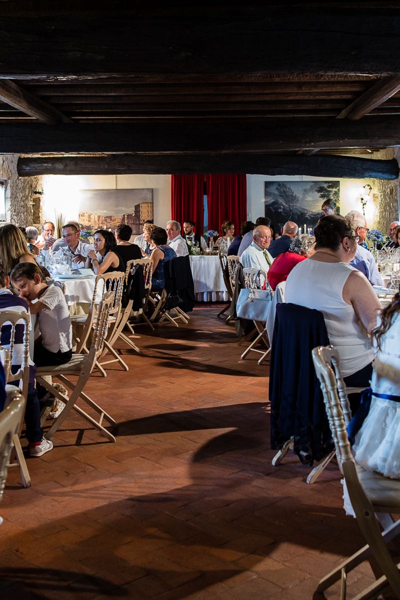 Die Gäste an den Tischen in der Barchessa