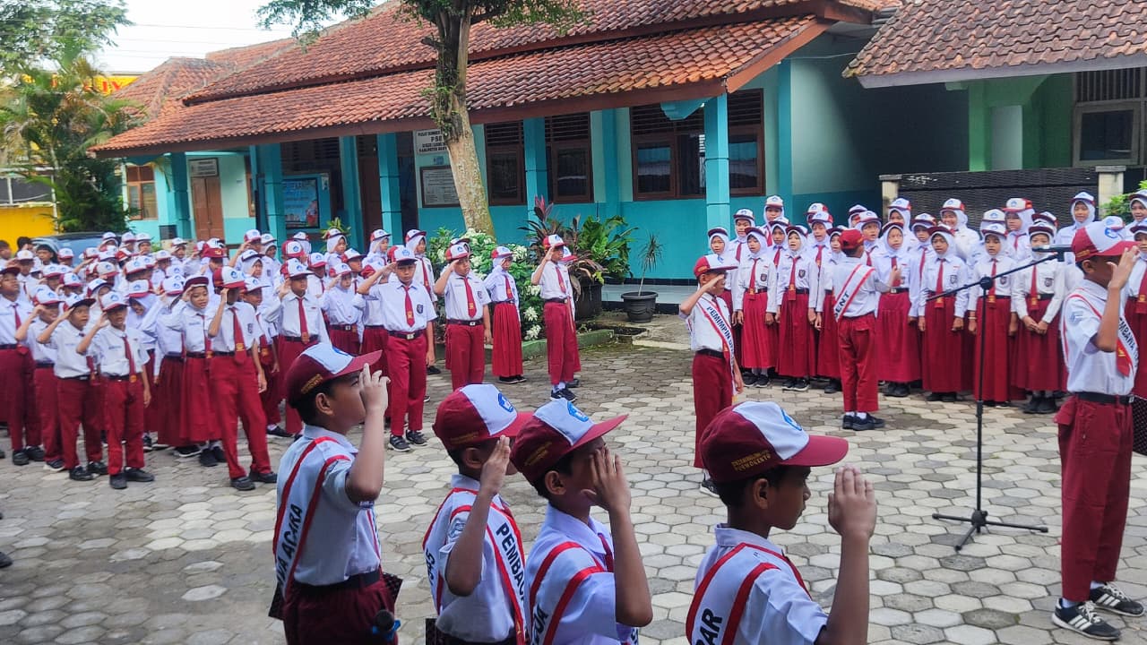 Senin Pagi yang Menggetarkan Jiwa: Dari Lapangan SD Negeri 2 karanglewas Lor untuk Indonesia