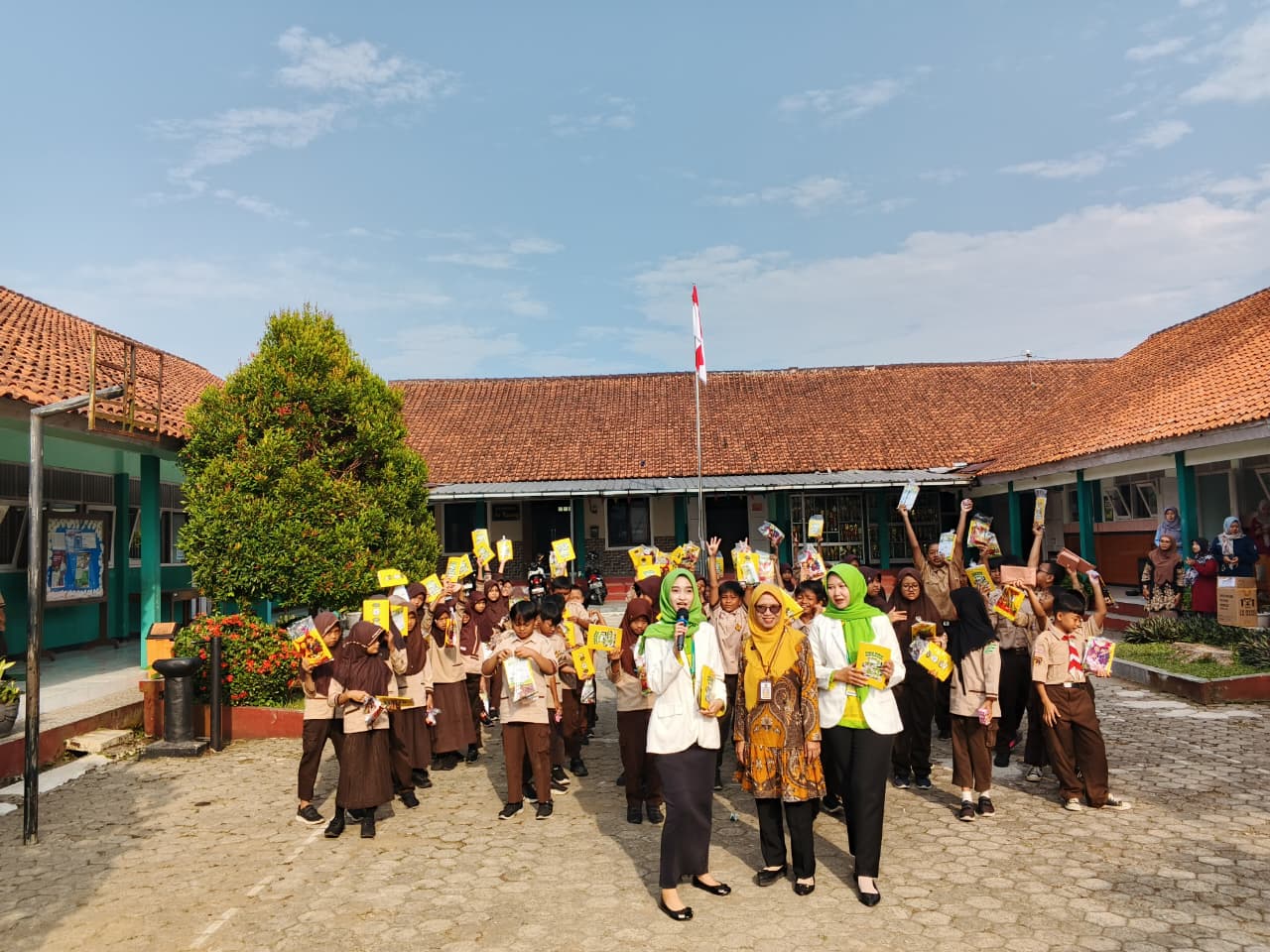 SINERGI SEKOLAH & APOTEK: KEPALA SDN 1 KARANGLEWAS LOR SAMBUT BAIK PROGRAM ‘APOTEKER GOES TO SCHOOL’ UNTUK 75 SISWA