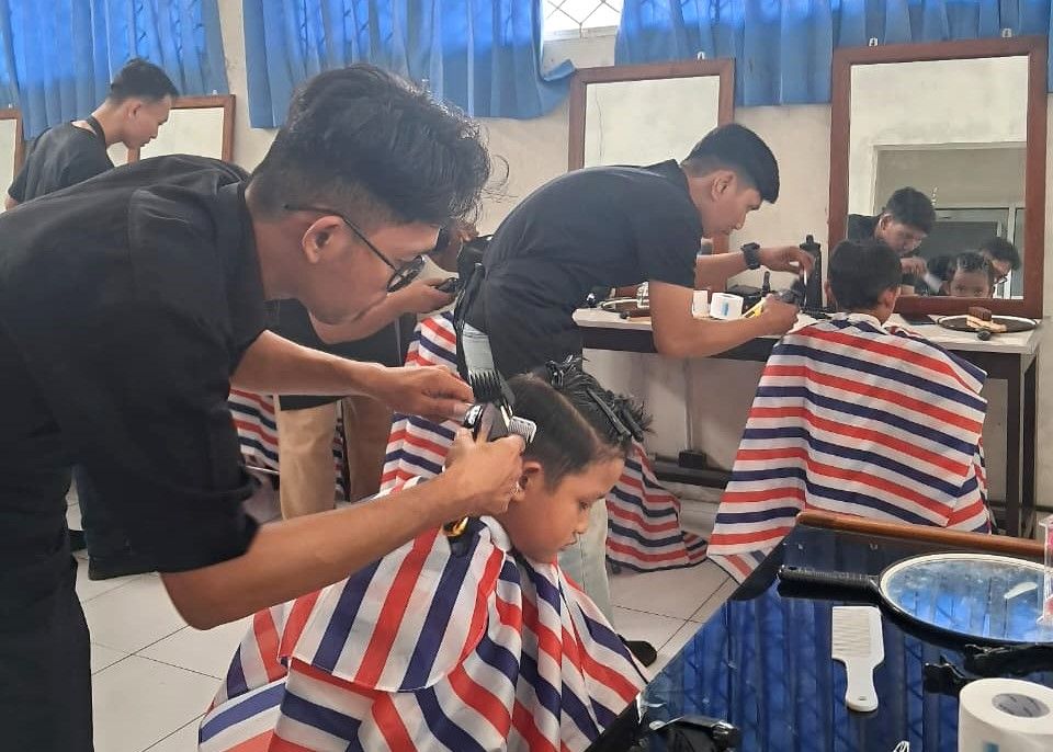 Sinergi Dinakerin Banyumas dan Korwilcam Purwokerto Barat: 30 Siswa SD Negeri 1 Kober Jadi Model Praktik Pangkas Rambut