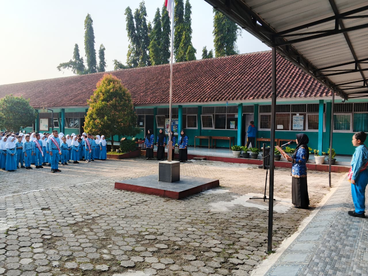 PERINGATAN HARI KEBANGKITAN NASIONAL KE-118 DI SDN 1 KARANGLEWAS LOR BERLANGSUNG KHIDMAT