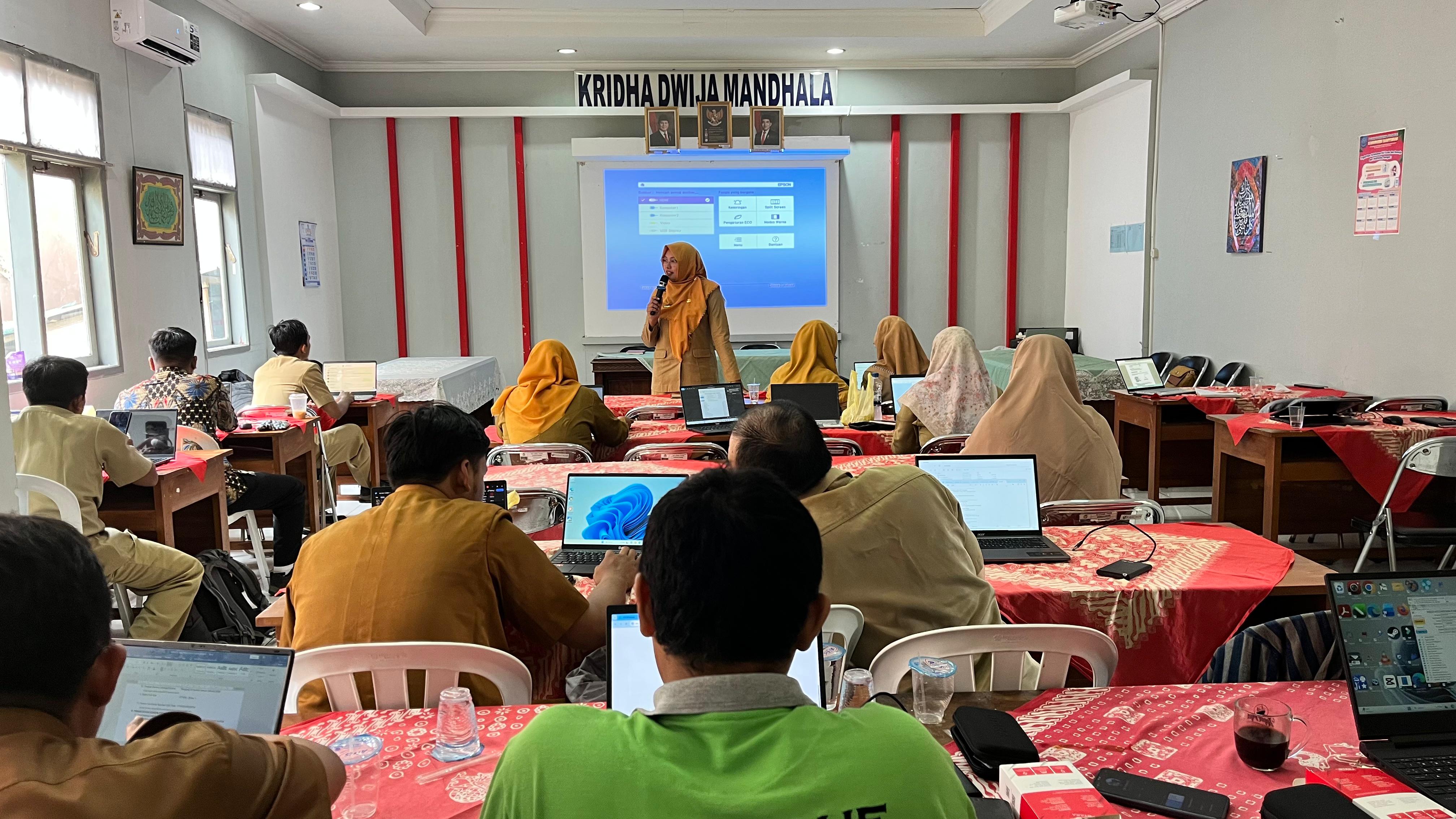 Sinergi Operator Sekolah Purwokerto Barat dalam Mendukung Digitalisasi Pembelajaran