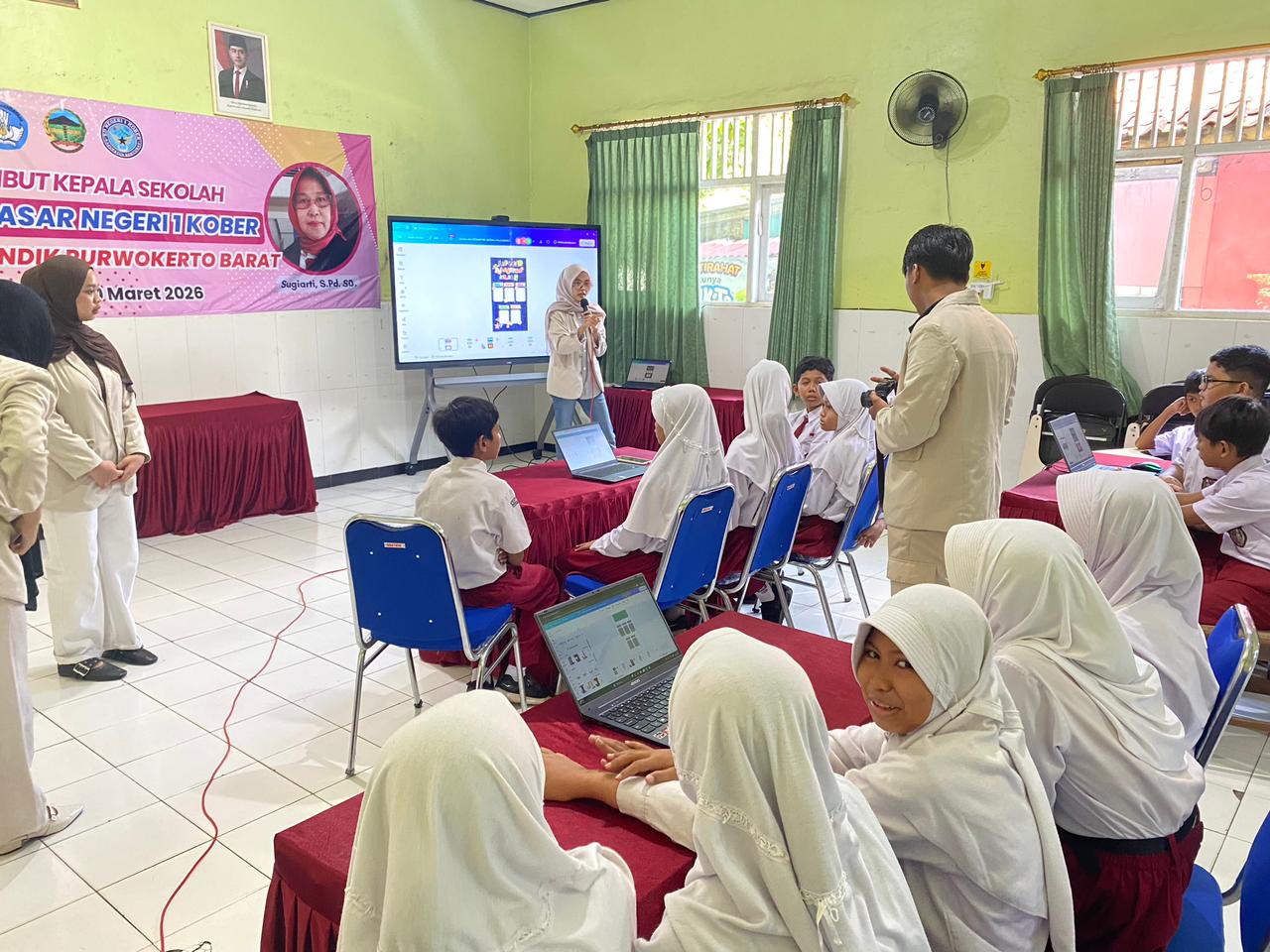 SDN 1 Kober Upgrading Digitalisasi: Siswa Kelas 5 Kreasikan Dekorasi Kelas Estetik Lewat Pelatihan Canva Bersama Mahasiswa AMIKOM Purwokerto