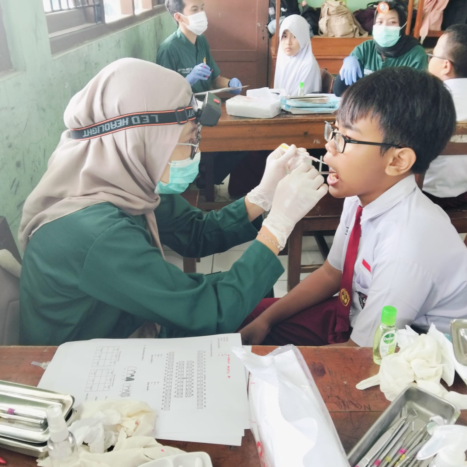 “AKSI KOAS DOKTER GIGI UNSOED: KESERUAN PENELITIAN DAN EDUKASI KESEHATAN GIGI ANAK DI SEKOLAH DASAR NEGERI 1 KARANGLEWAS LOR”