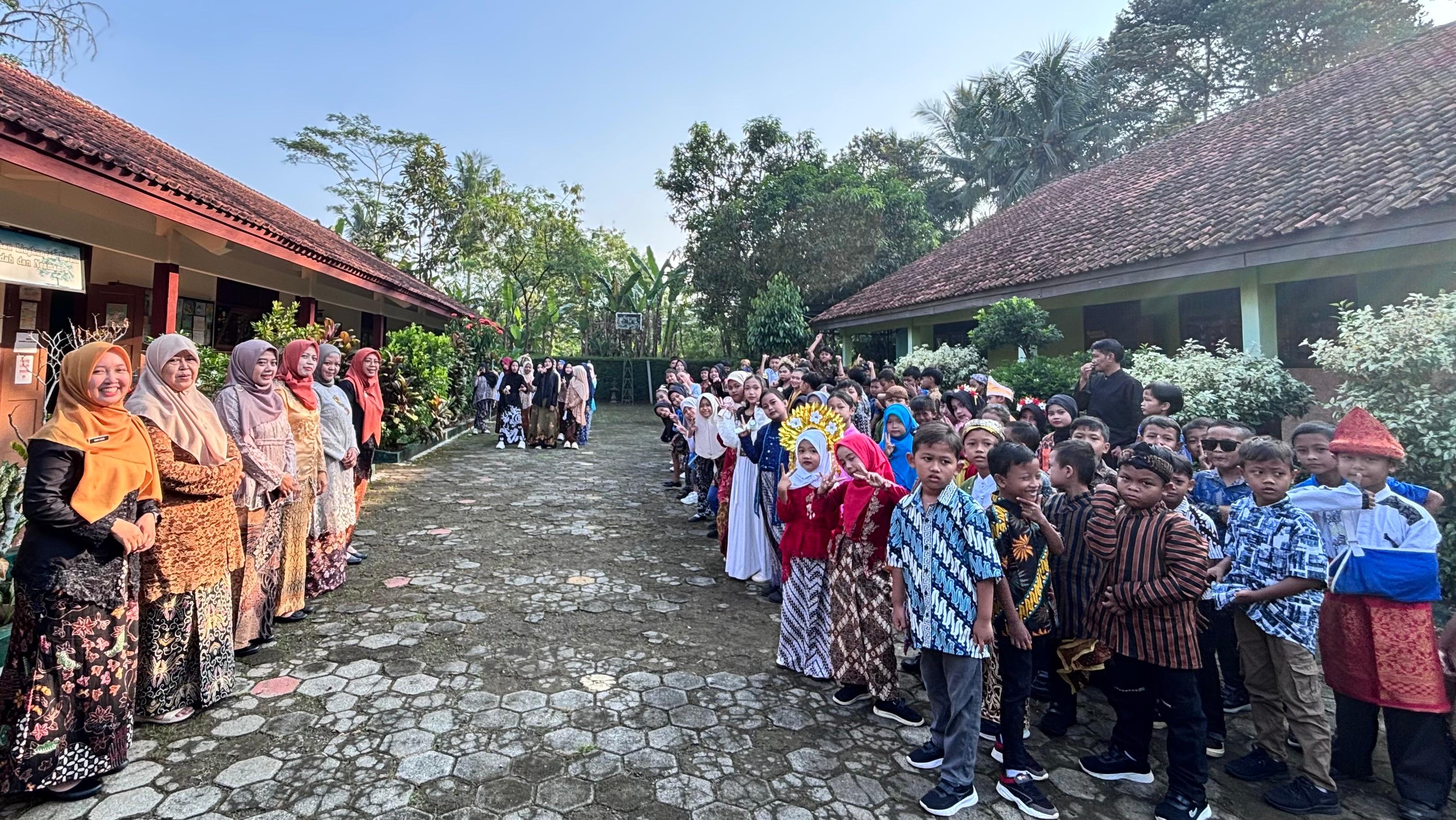 119 Siswa Tampilkan Pesona Budaya di Peringatan Hari Kartini SDN 2 Pasirmuncang