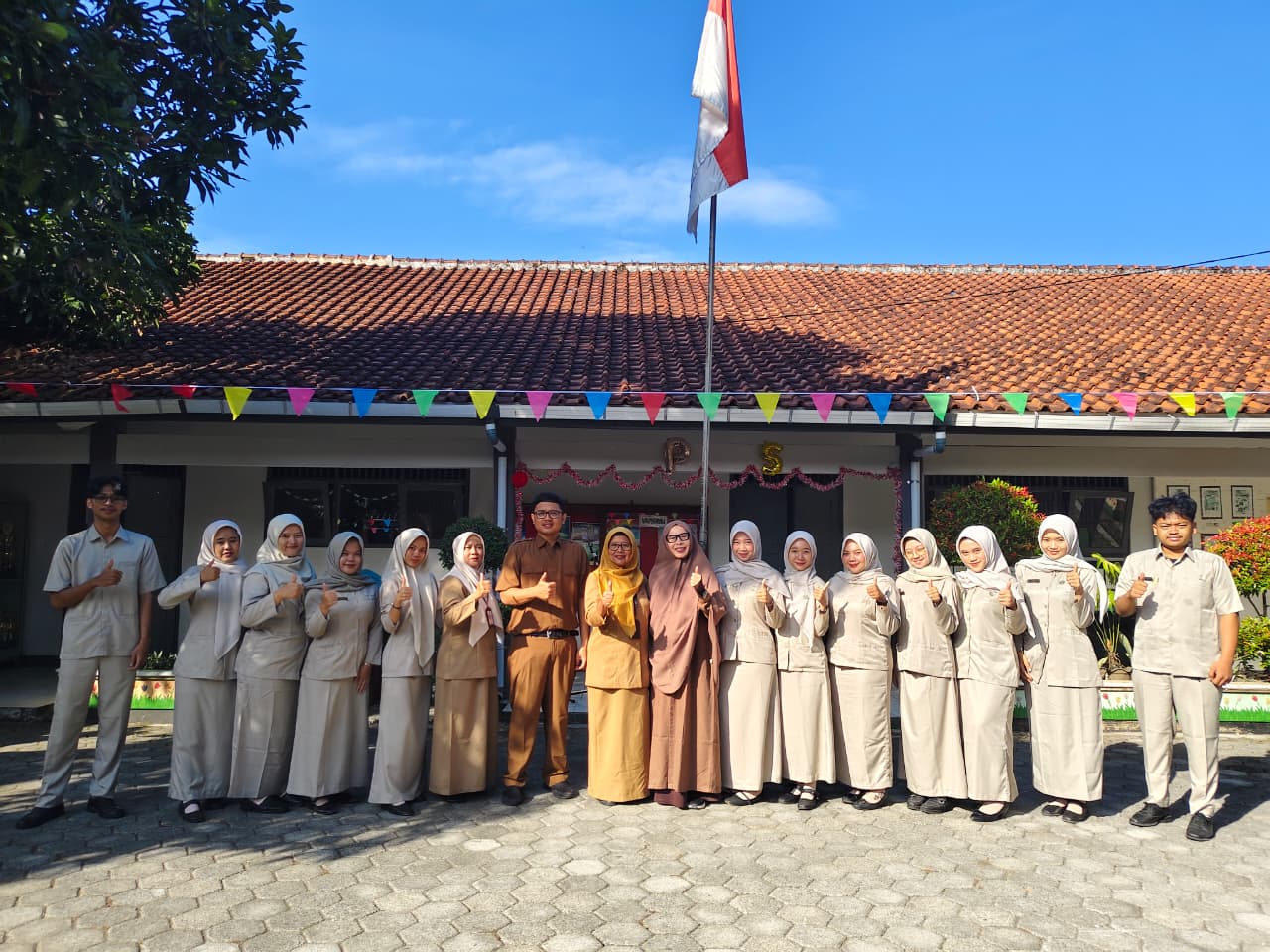 KOLABORASI UNIVERSITAS MUHAMMADIYAH PURWOKERTO ( UMP) DAN SD NEGERI 2 KEDUNGWULUH CETAK CALON GURU PROFESIONAL MELALUI PROGRAM PLP I