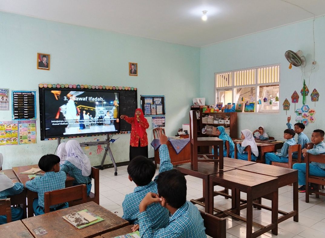 Transformasi Digital di Kelas: IFP Bikin Pembelajaran di SDN 1 Karanglewas Lor Makin Interaktif