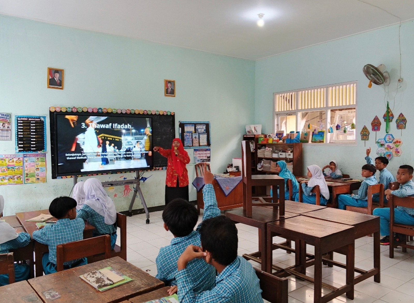 Transformasi Digital di Kelas: IFP Bikin Pembelajaran di SDN 1 Karanglewas Lor Makin Interaktif