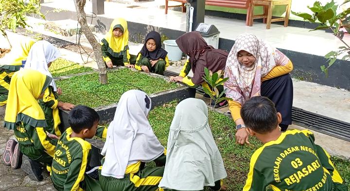 Pembiasaan Asmaul Husna dan Jumat Bersih di SD Negeri 3 Rejasari