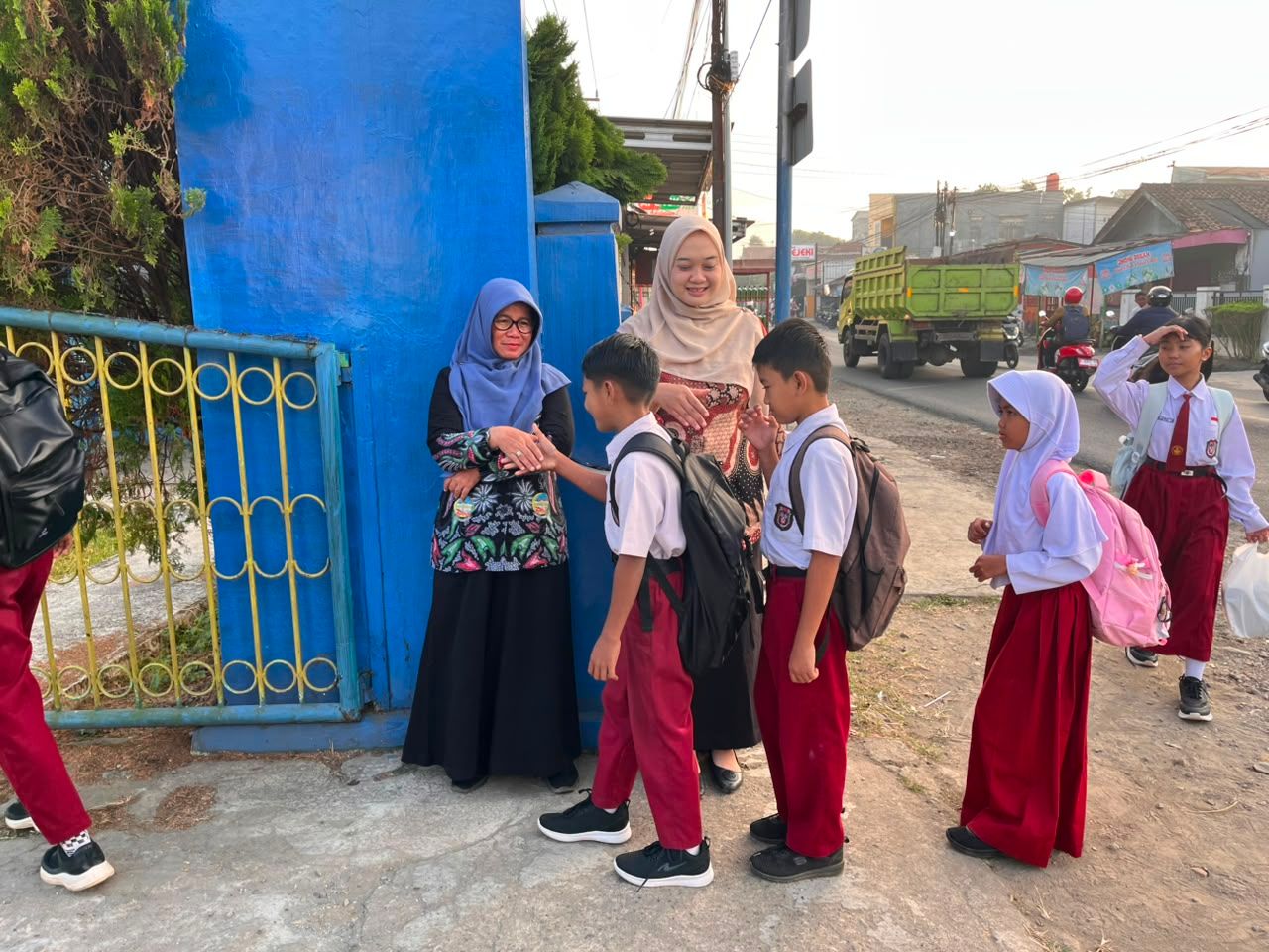 Senyum Pagi di Gerbang SD Negeri 2 Pasir Kidul, Awal Baik Menanamkan Karakter Positif Sejak Langkah Pertama