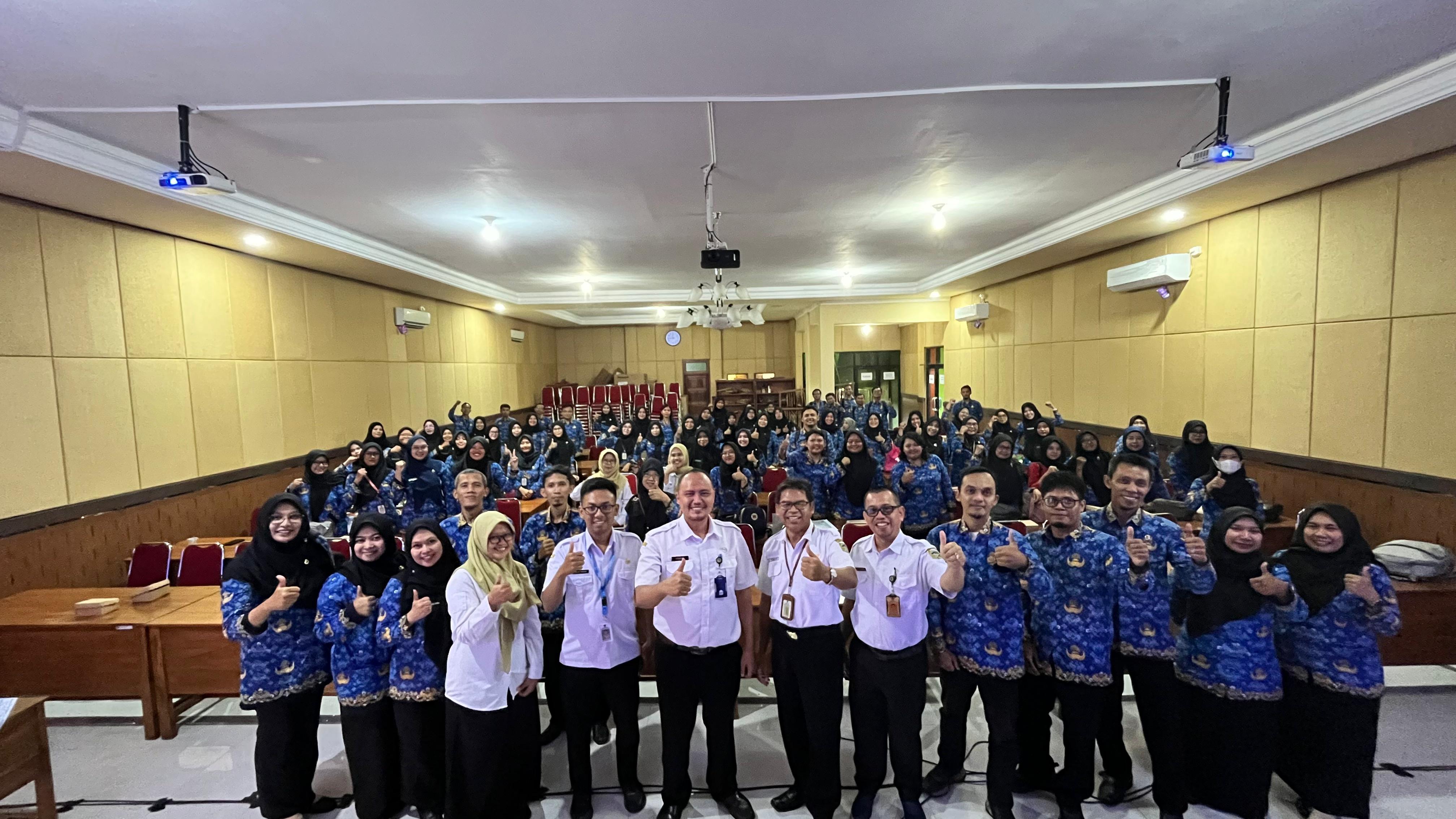 Penguatan Pemahaman Sistem Penerimaan Murid Baru (SPMB) : Operator dan Guru SD Ikuti Bimtek SPMB Jenjang SD di SMP Negeri 3 Purwokerto