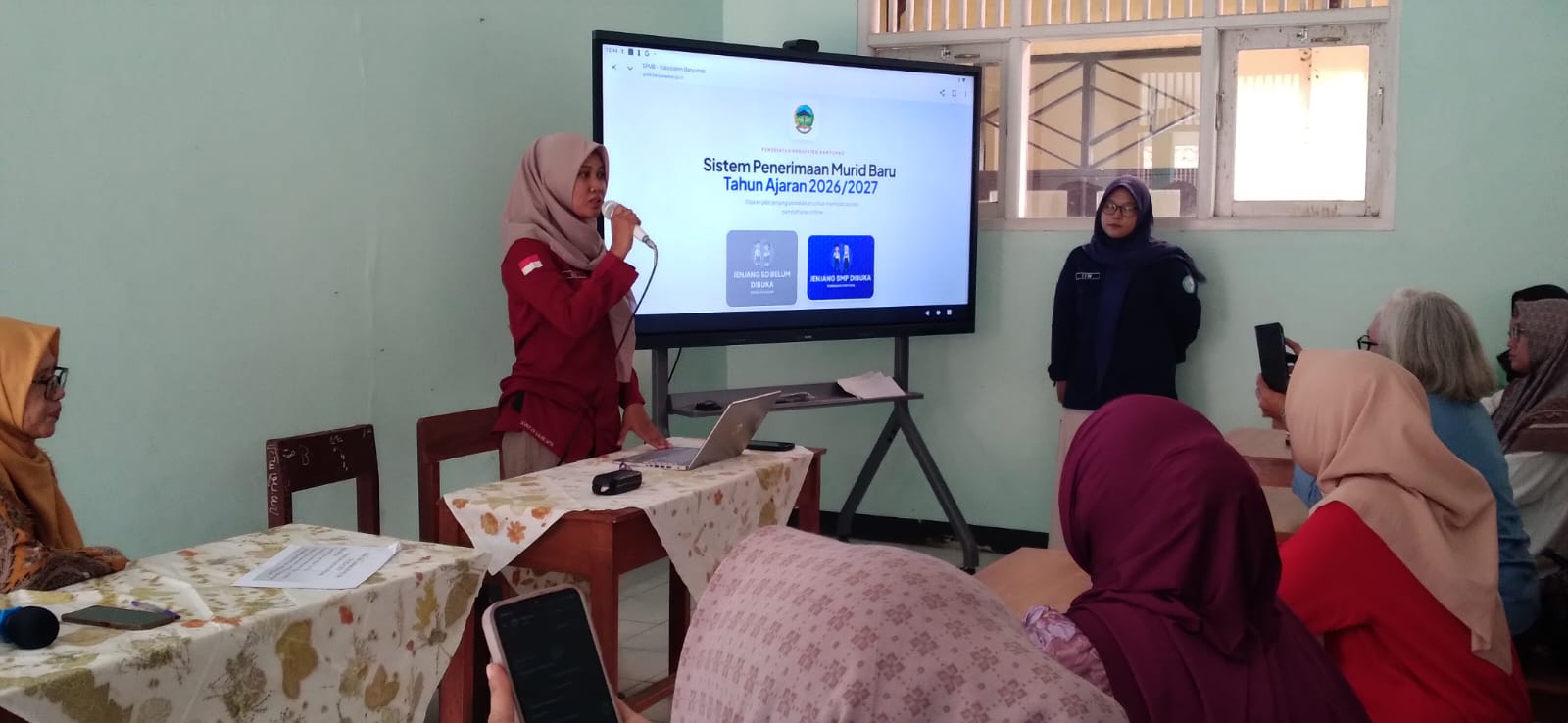 KEPALA SEKOLAH BERSAMA 2 OPERATOR SOSIALISASIKAN SPMB ONLINE 2026/2027 KEPADA CALON WALI MURID KELAS 1 SDN 1 KARANGLEWAS LOR