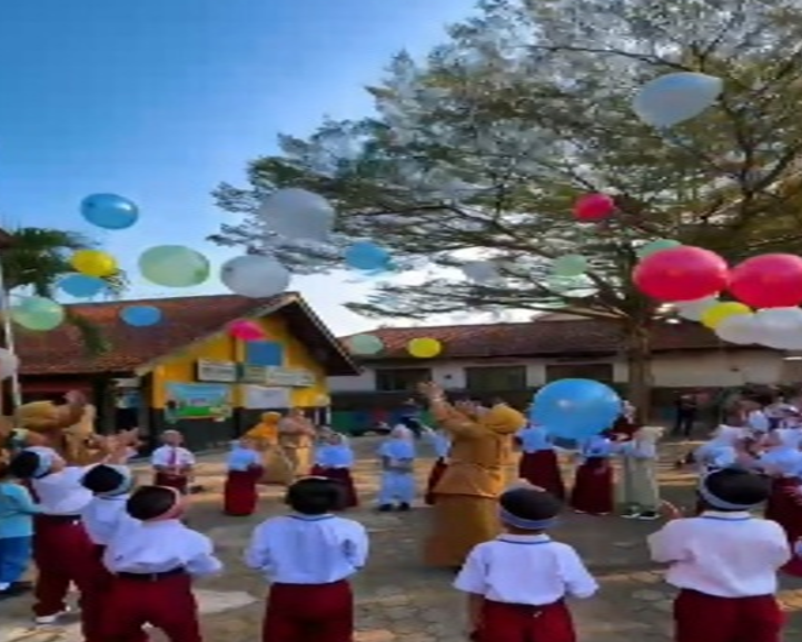 MPLS "Ramah Murid” resmi dibuka oleh Kepala Sekolah SDN 2 Bantarsoka secara simbolis dengan pelepasan balon ke udara.