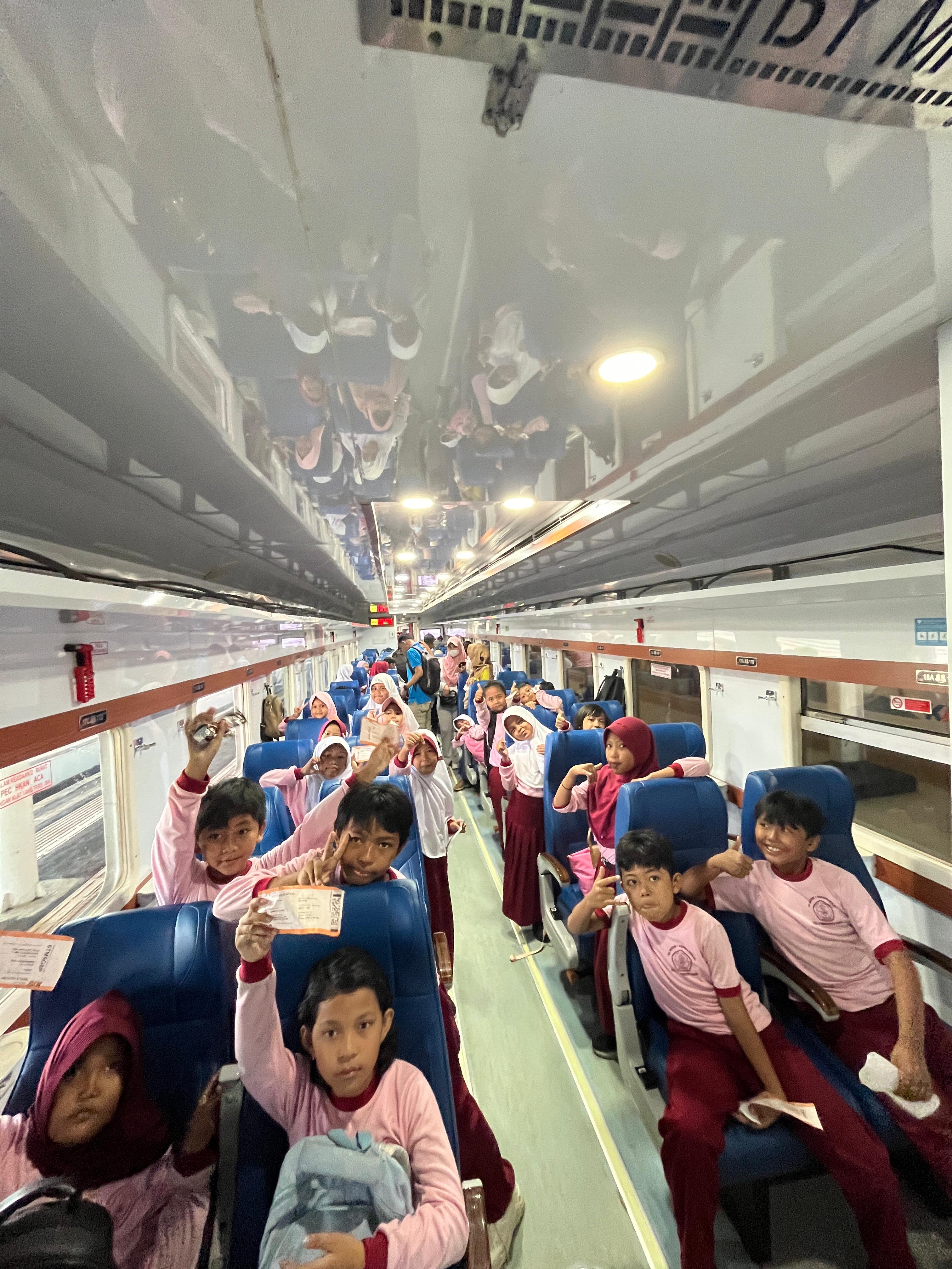 RANGKAIAN PENGETAHUAN DI BALIK REL: EDU TRAIN SERU SD NEGERI 1 KEDUNGWULUH KE STASIUN CILACAP