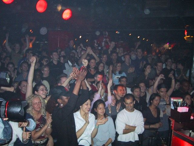 Flair Behind the Bar vs. Flair on Stage: How to Adapt Your Style for Maximum Impact