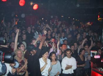 Flair Behind the Bar vs. Flair on Stage: How to Adapt Your Style for Maximum Impact