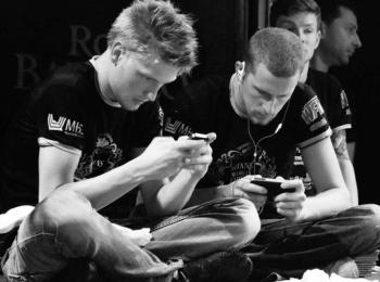 The Digital Stage: Mastering Social Media in the World of Flair Bartending