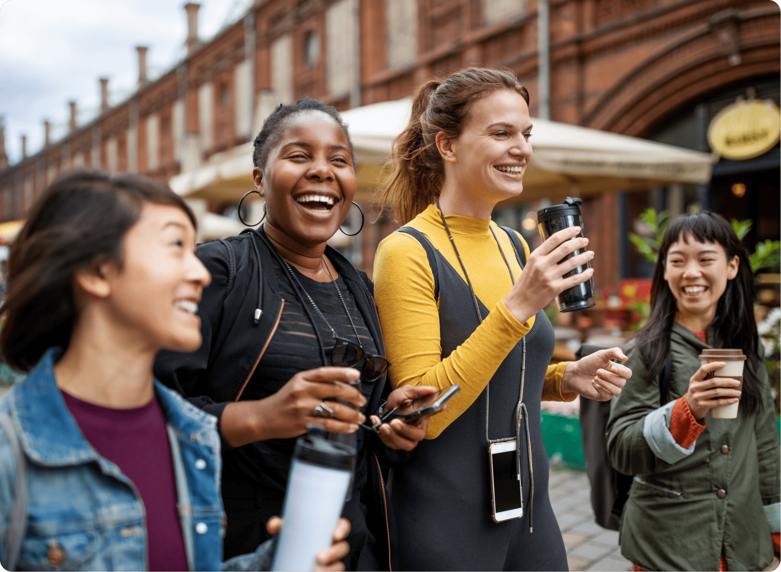 Des amis marchant dehors et souriant