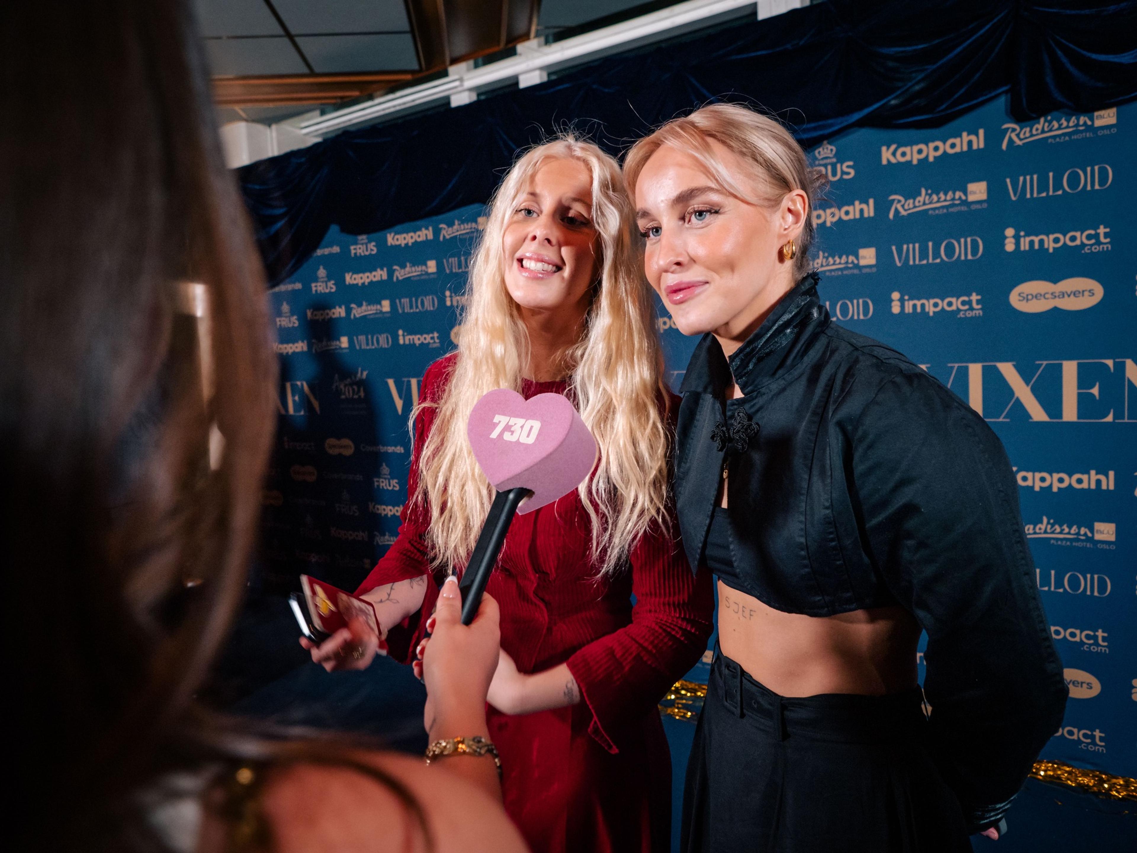 Frida Hollund og Øyunn Krogh blir intervjuet av 730