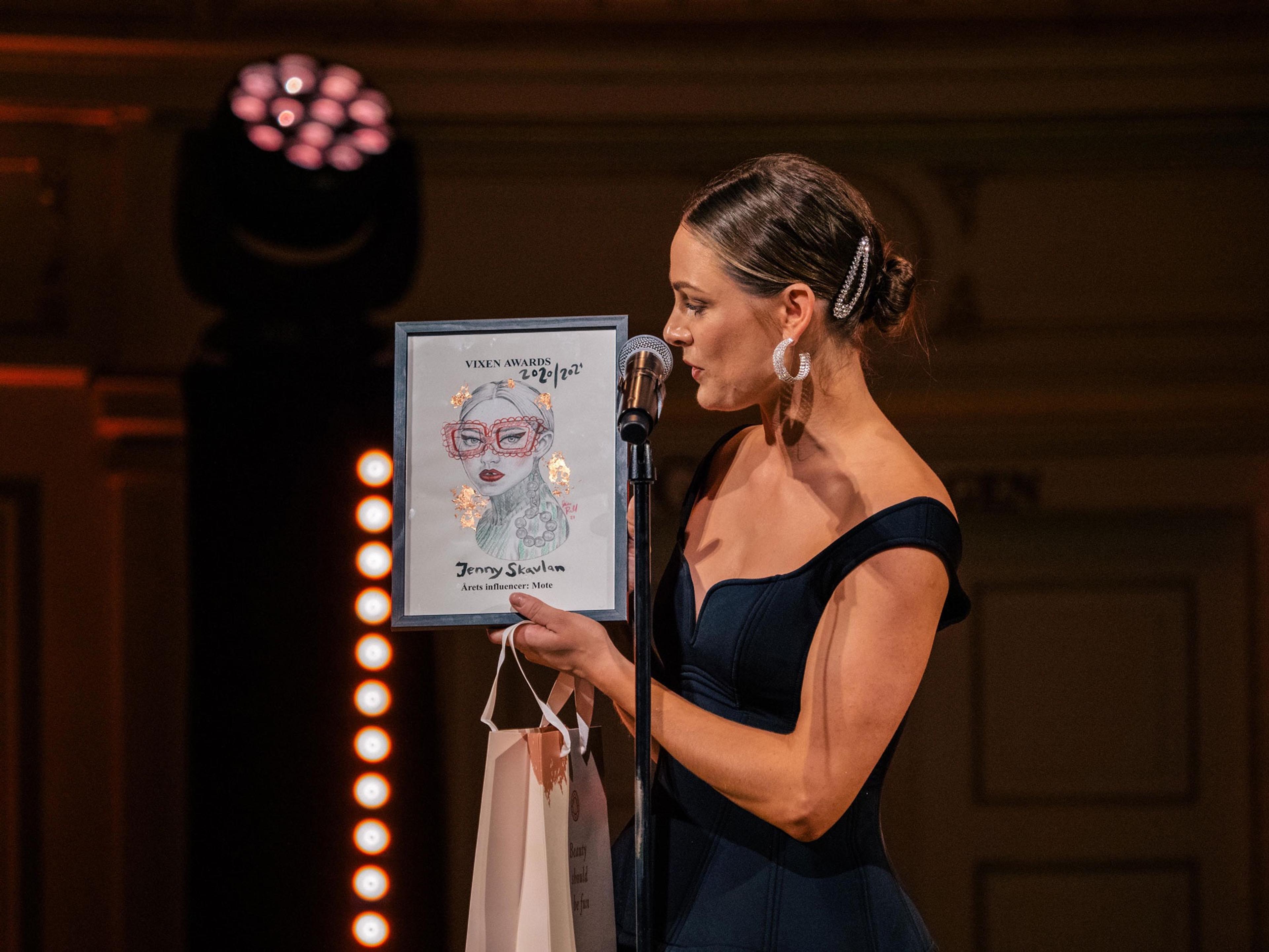Jenny Skavlan vinner prisen "Årets influencer: Mote" i 2021 ved VIXEN Awards 2021.