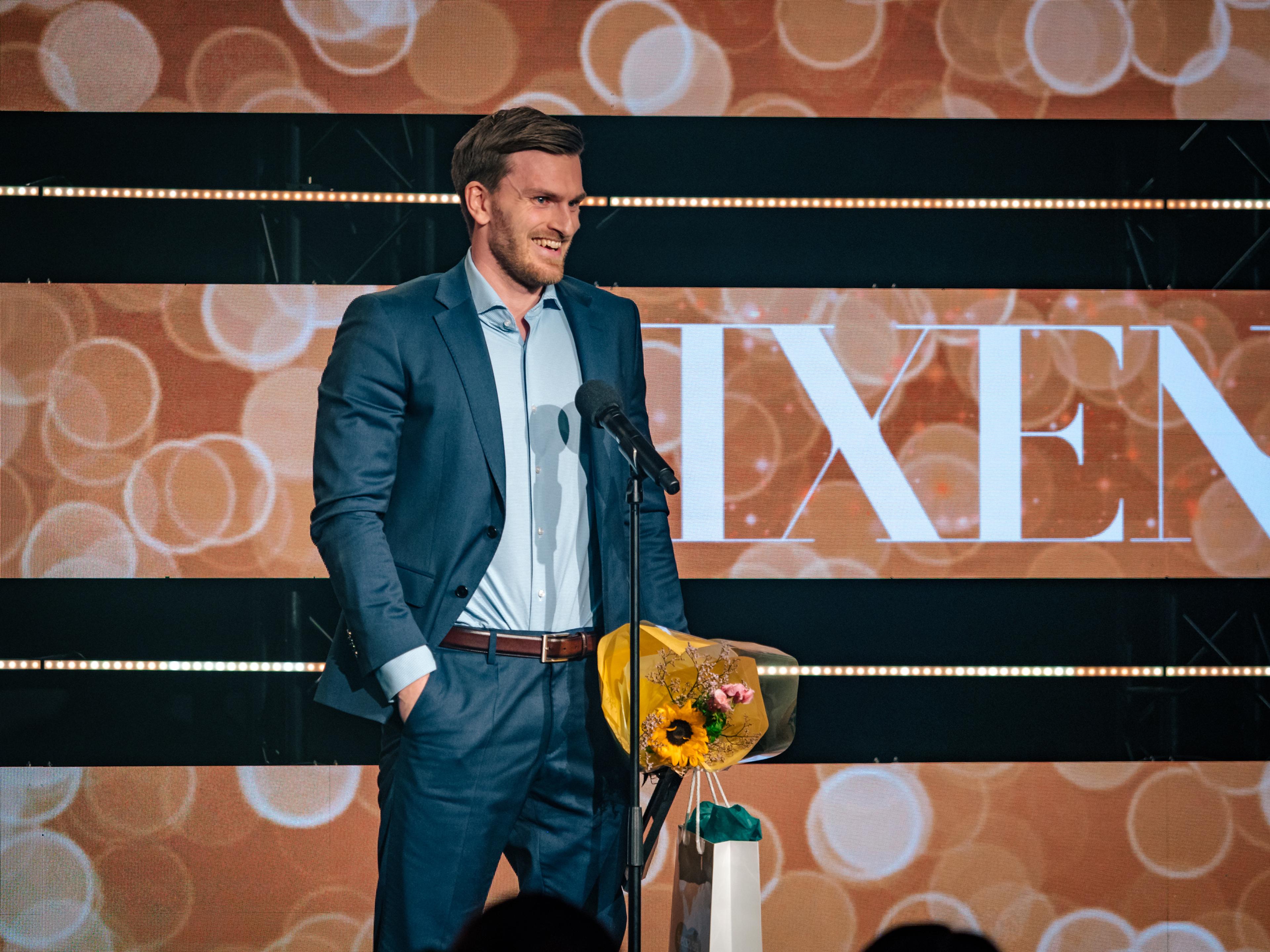 Vidar Kristiansen tar imot pris på scenen under VIXEN Awards 2023.