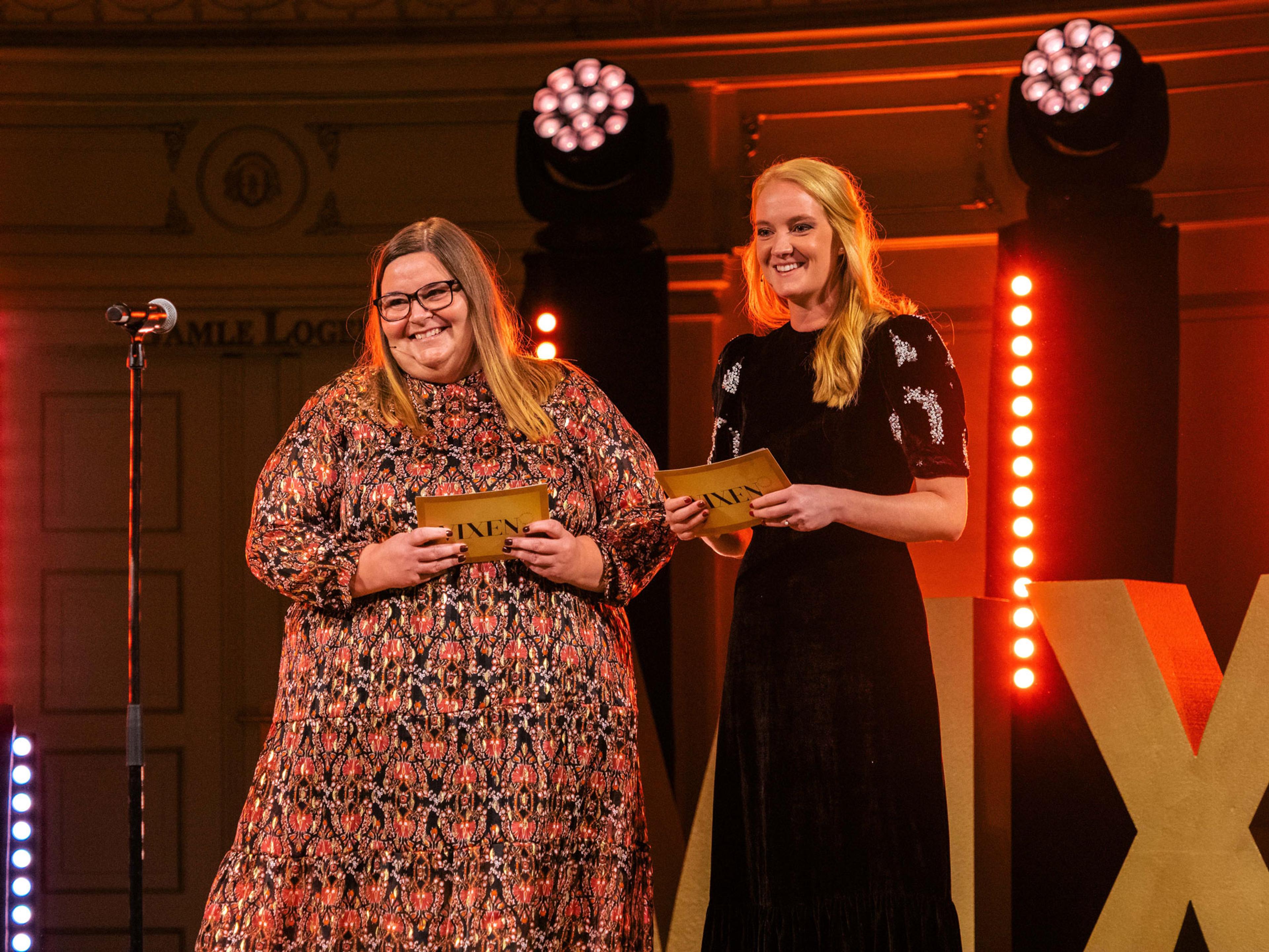 Astrid Valen-Utvik og Amanda Børsheim Schjøtt i juryen deler ut pris på VIXEN Awards 2021.