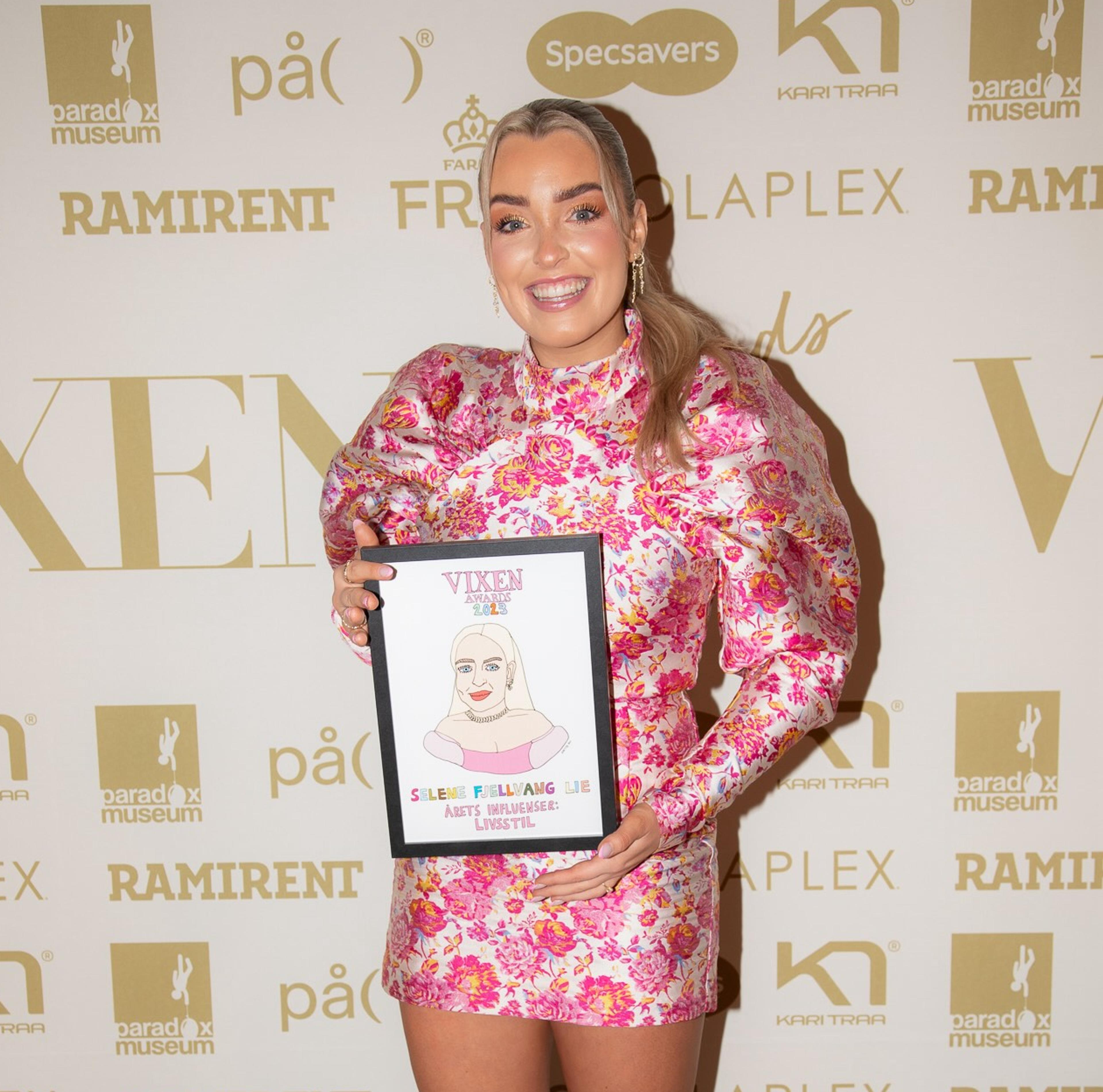 Selene Lie holder premie foran pressevegg under VIXEN Awards 2023.