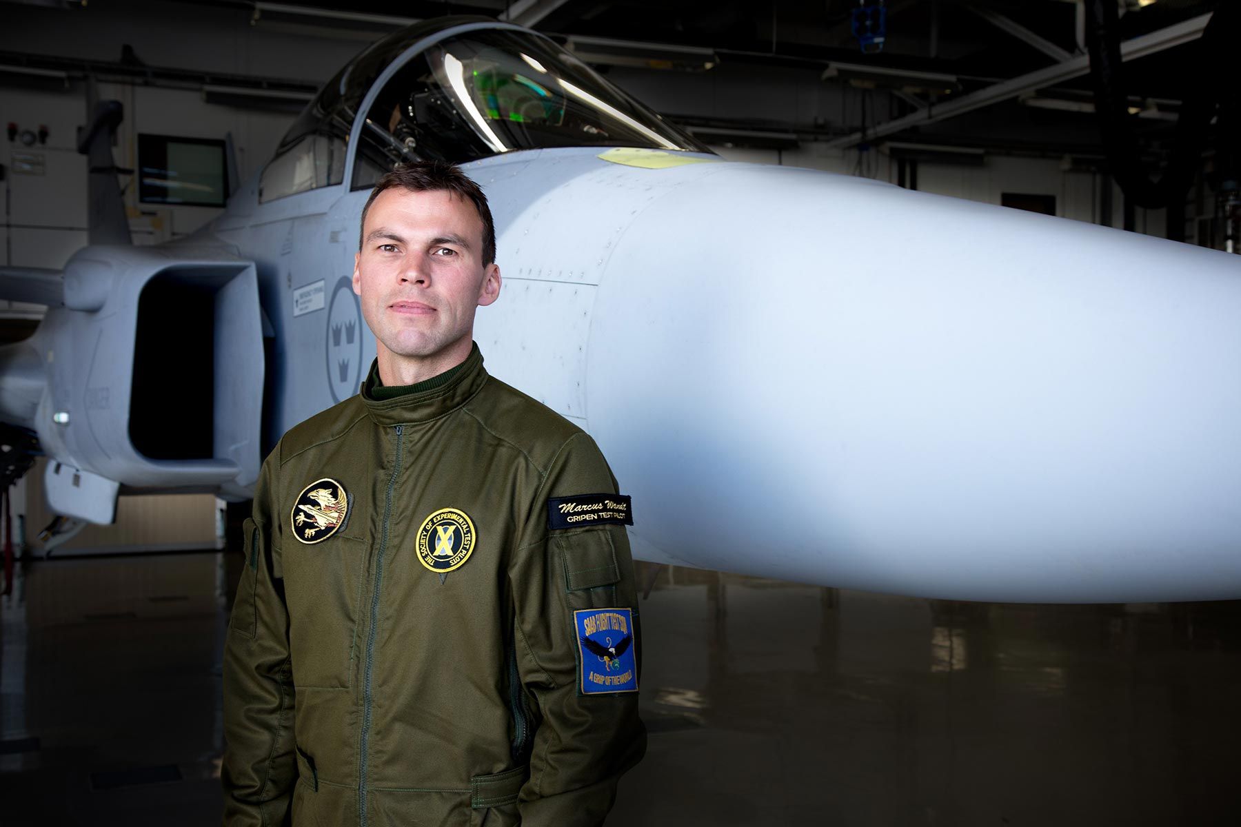 Marcus Wandt framför Saabs Gripen E. Foto: pressbild