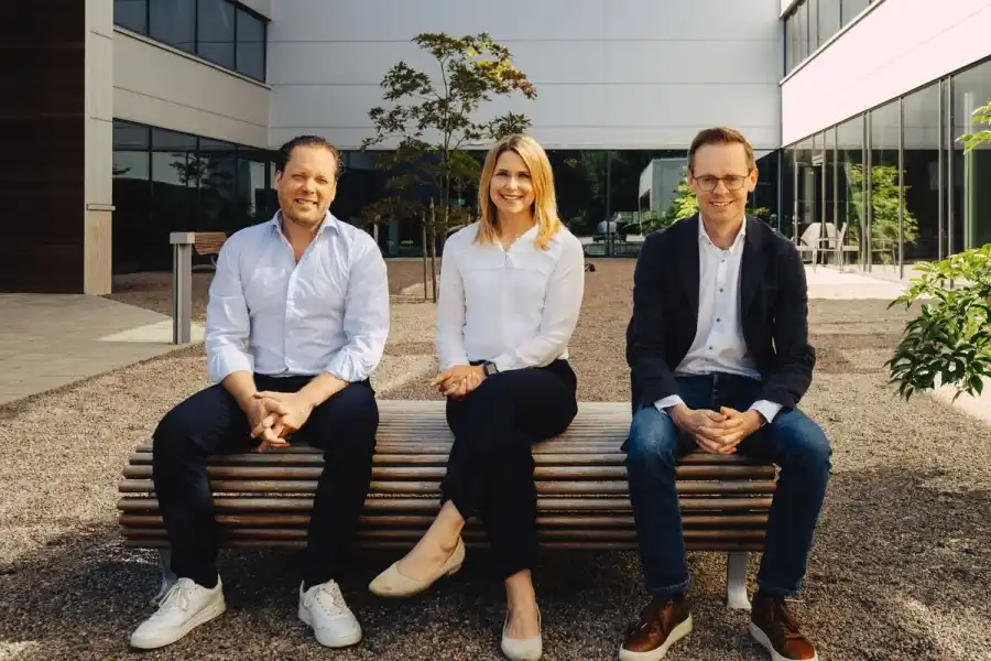 Dan Friberg, styrelseordförande i Aire och ordförande för Spectria Invest, Lovisa Skyborn, Partner & Investment Manager på Starbright Invest och Gustav Österström, vd på Aire. Pressbild.