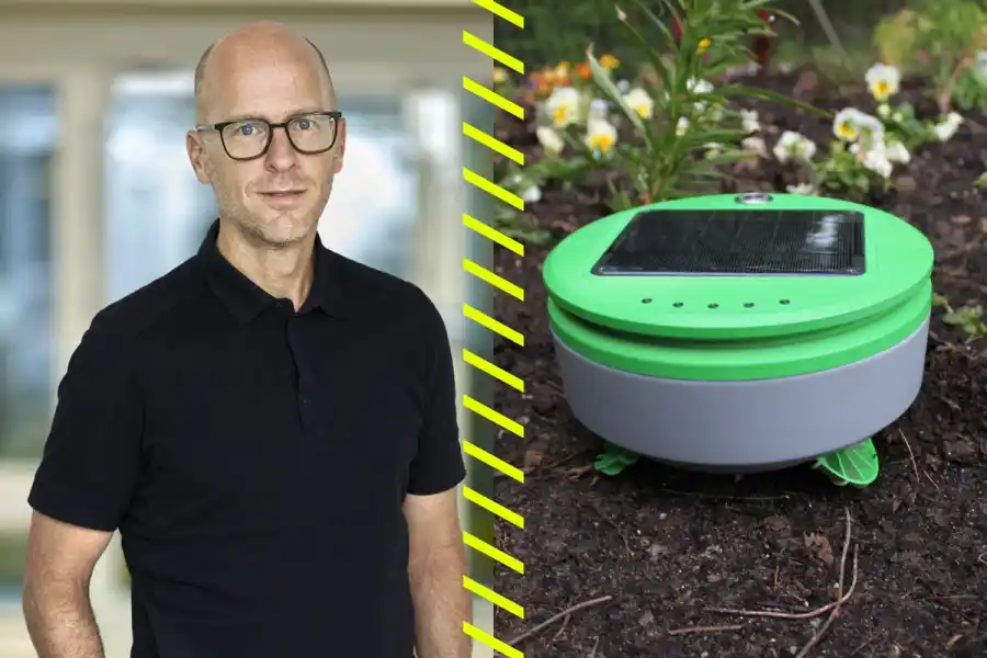 Mark Johnson, avgående chef för Husqvarna Ventures, samt ogräsroboten Tertill från Franklin Robotics. Pressbilder.