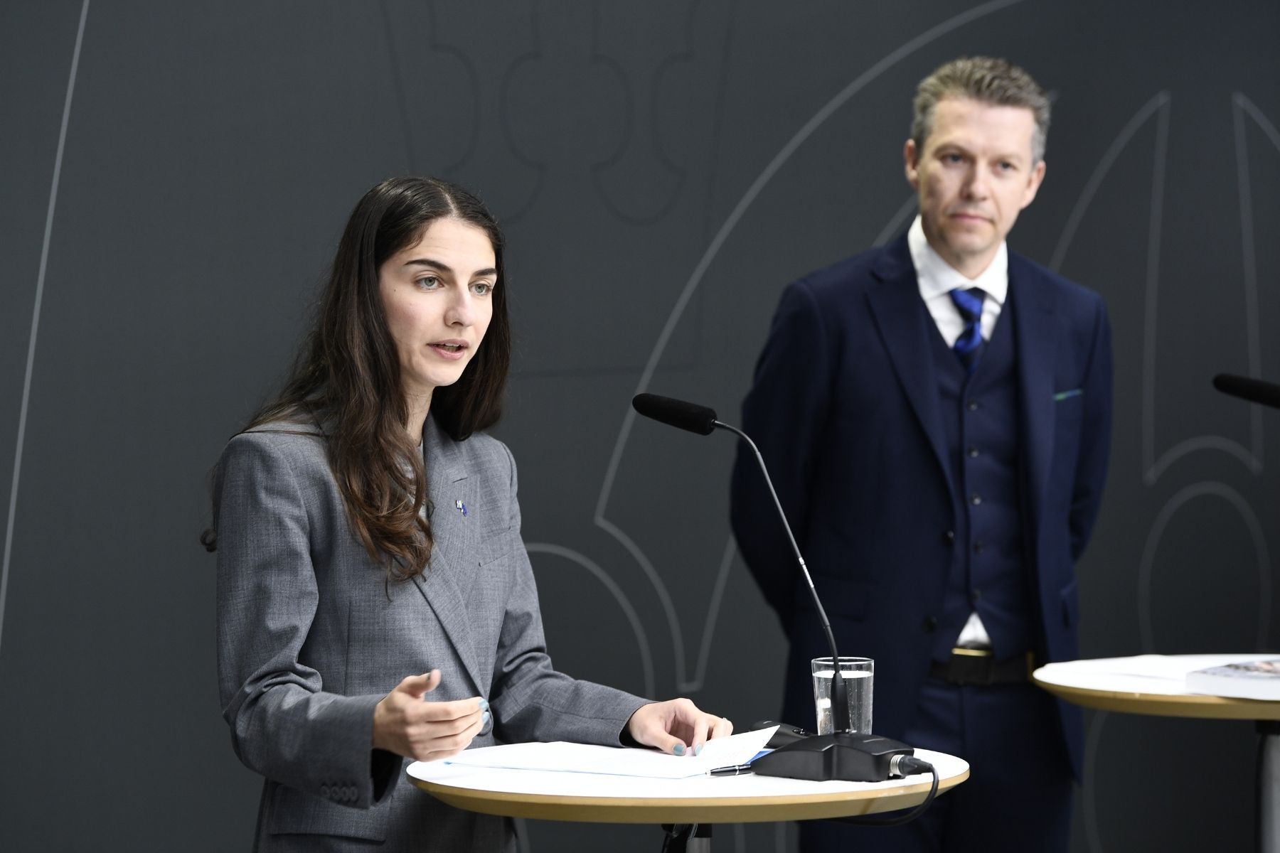 Romina Pourmokhtari och Johan Hjalmarsson. Foto: TT.