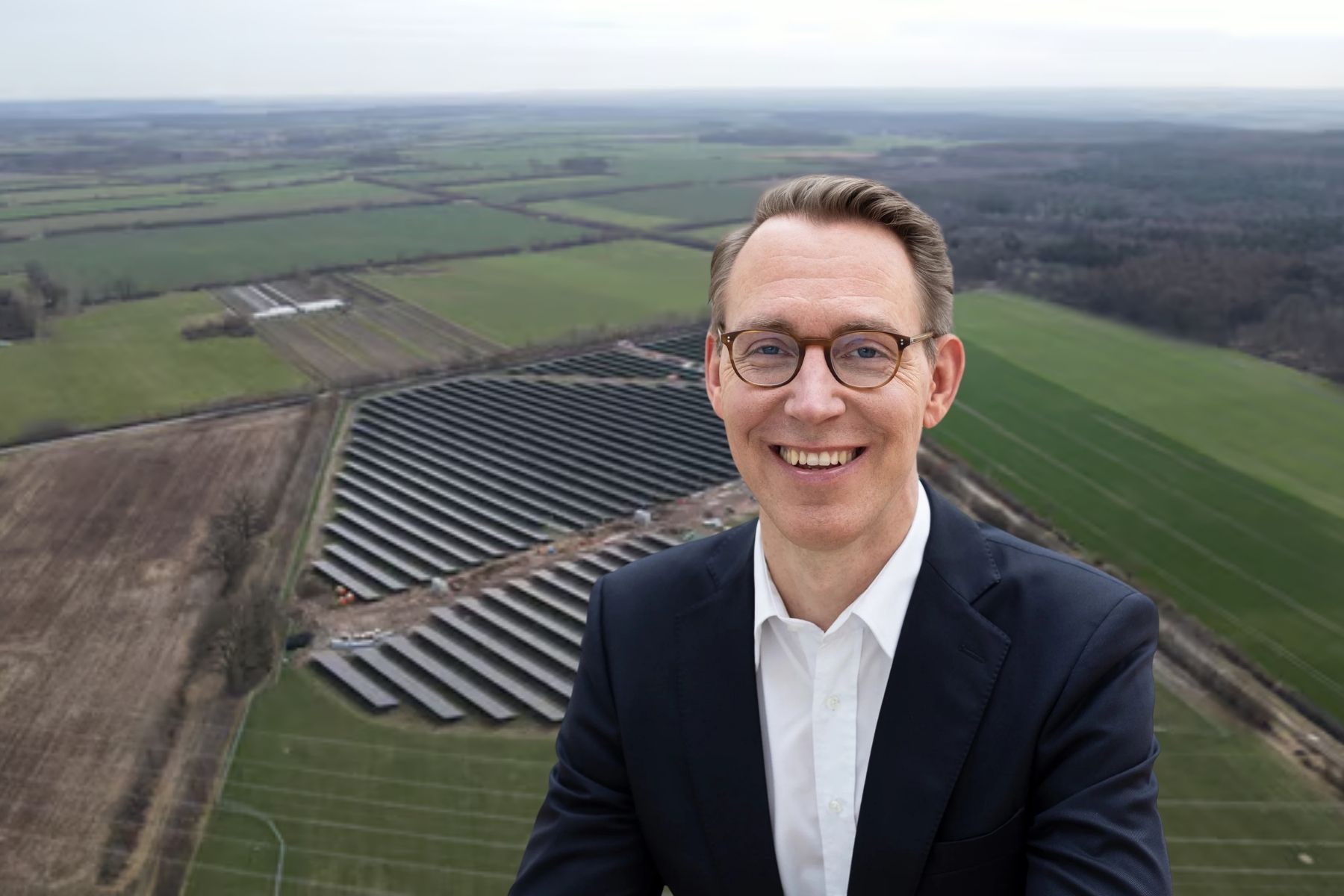 Claus Wattendrup på Vattenfall framför parken i Tyskland som den är tänkt att se ut. Foto: Vattenfall (montage).