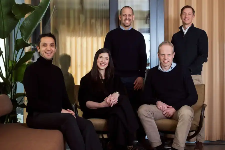Teamet på Photoncycle. Grundaren och vd:n Bjørn Brandtzæg på stolen till höger. Foto: Pressbild.