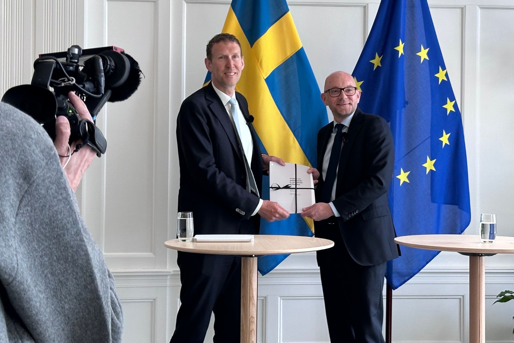 Blykallas vd Jacob Stedman lämnar över en formell ansökan till arbetsmarknadsminister Johan Britz. Foto: Jenny Kjellén.