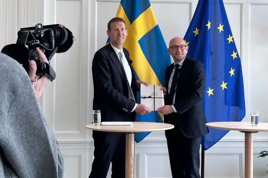 Blykallas vd Jacob Stedman lämnar över en formell ansökan till arbetsmarknadsminister Johan Britz. Foto: Jenny Kjellén.
