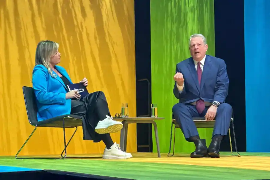 Moderator Linda Nyberg med klimataktivisten Al Gore. Foto: Impact Loop.