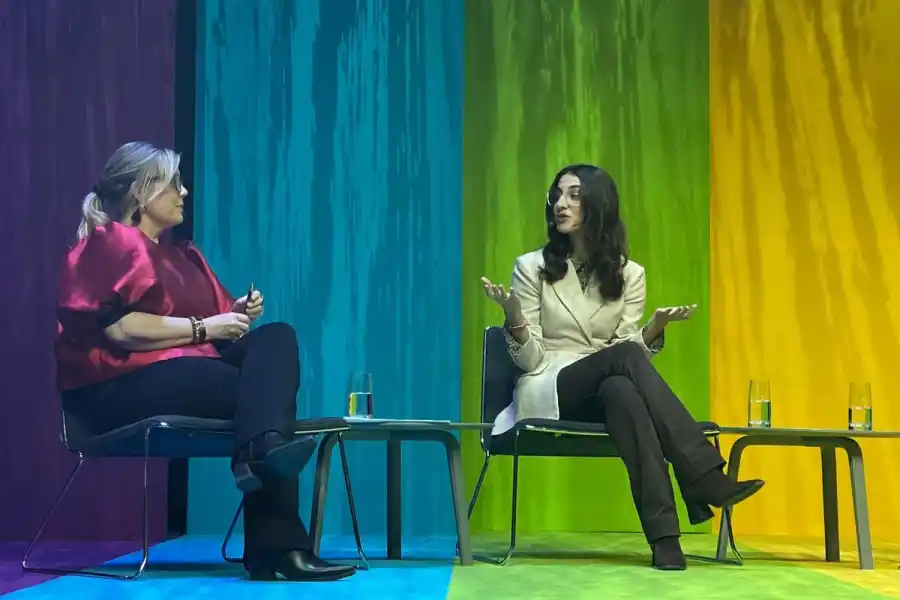 Moderator Linda Nyberg med klimat- och miljöministern Romina Pourmokhtari på Tech Arena. Foto: Impact Loop.