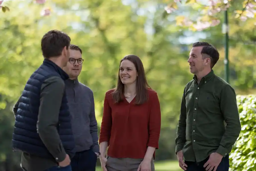 Hilde Støle Pettersen, partner på Momentum, med team. Foto: pressbild.