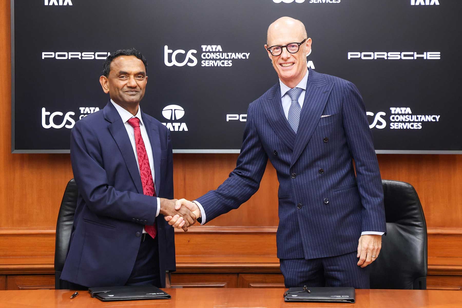 K. Krithivasan, vd för Tata Consultancy Services, och Dr. Michael Leiters, styrelseordförande för Porsche. Foto: pressbild