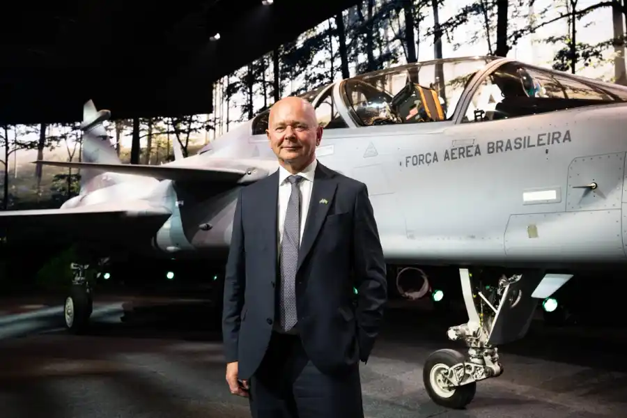 Micael Johansson, vd och koncernchef SAAB, framför JAS Gripen F. Foto: TT.