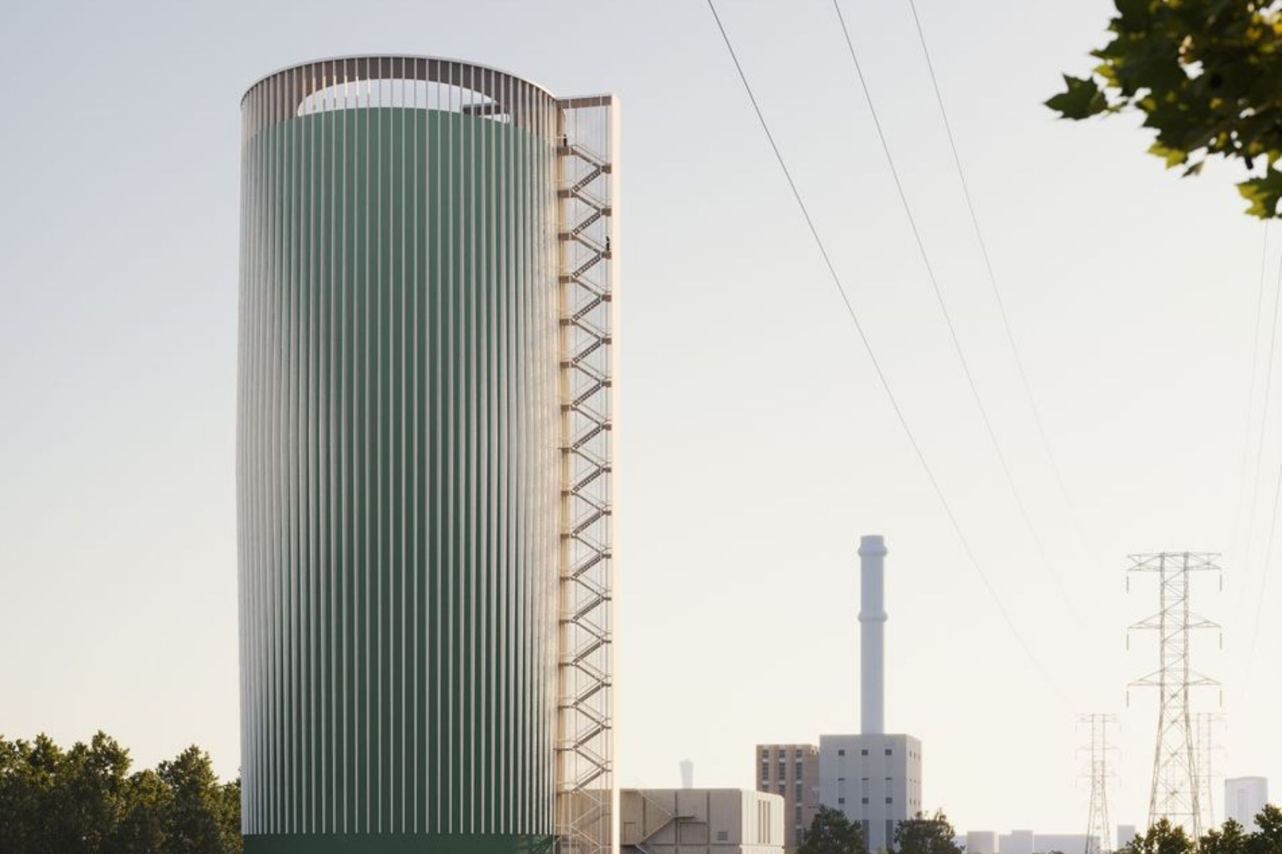 Den nya ackumulatortanken i Norra hamnen blir ett stort energilager för fjärrvärme och stärker Malmös energiförsörjning, beredskap och klimatarbete. Investeringen uppgår till cirka 400 miljoner kronor. Illustration: Liljewall.