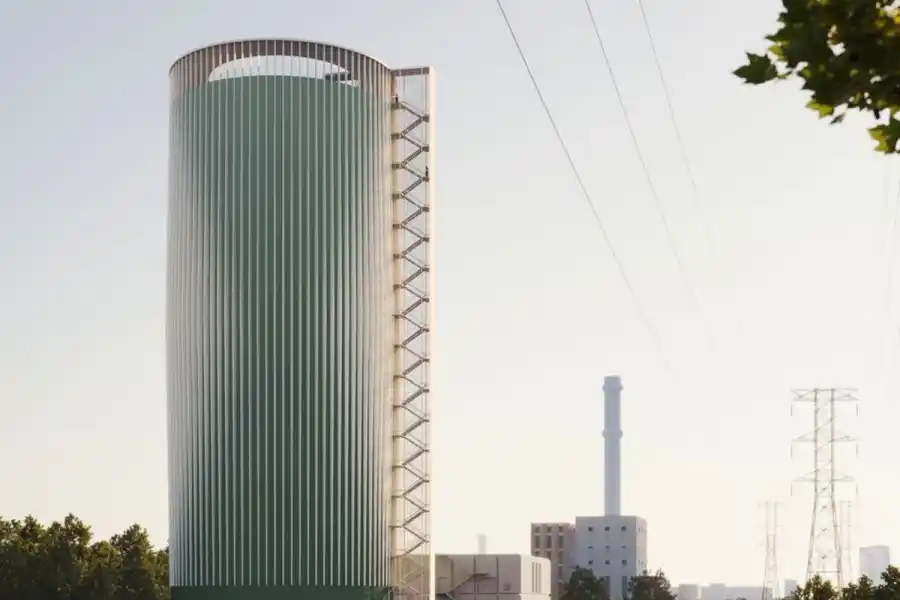 Den nya ackumulatortanken i Norra hamnen blir ett stort energilager för fjärrvärme och stärker Malmös energiförsörjning, beredskap och klimatarbete. Investeringen uppgår till cirka 400 miljoner kronor. Illustration: Liljewall.