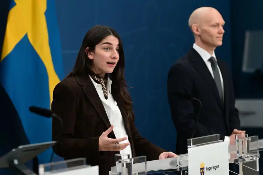 Klimatminister Romina Pourmokhtari (L) och finansmarknadsminister Niklas Wykman (M). Foto. TT.