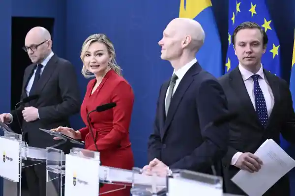 Vikarierande klimat- och miljöminister Johan Britz (L), energi- och näringsminister Ebba Busch (KD), finansmarknadsminister Niklas Wykman (M), och näringsutskottets ordförande Tobias Andersson (SD). Foto: Jessica Gow / TT.