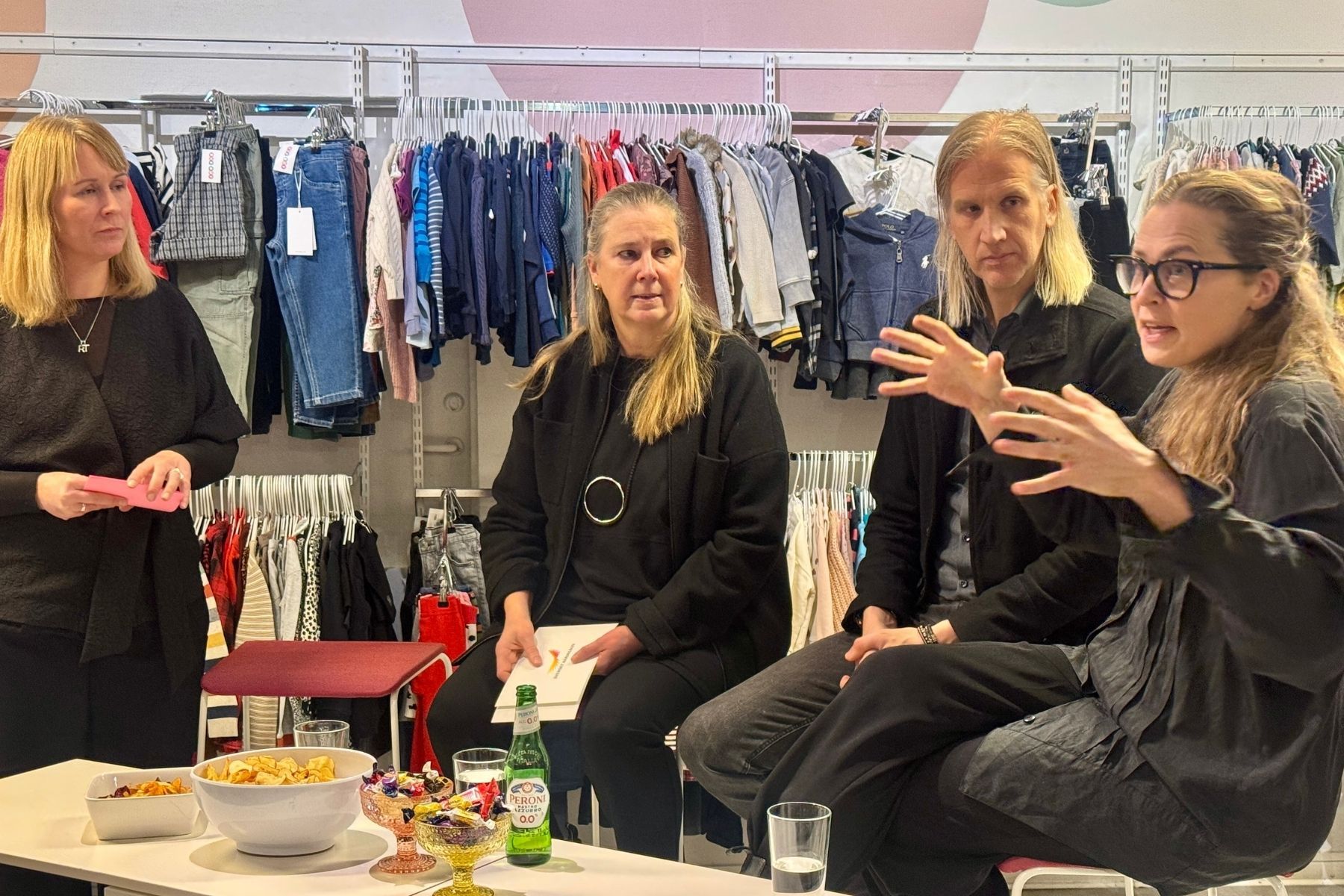 Johanna Look, delägare på Bye buy, Anna Sandberg Nilsson (Svenskt Näringsliv), Magnus Nikkarinen (Svensk Handel) och Maria Lagerman (Circular hub Stockholm). Foto: Andreas Jennische.