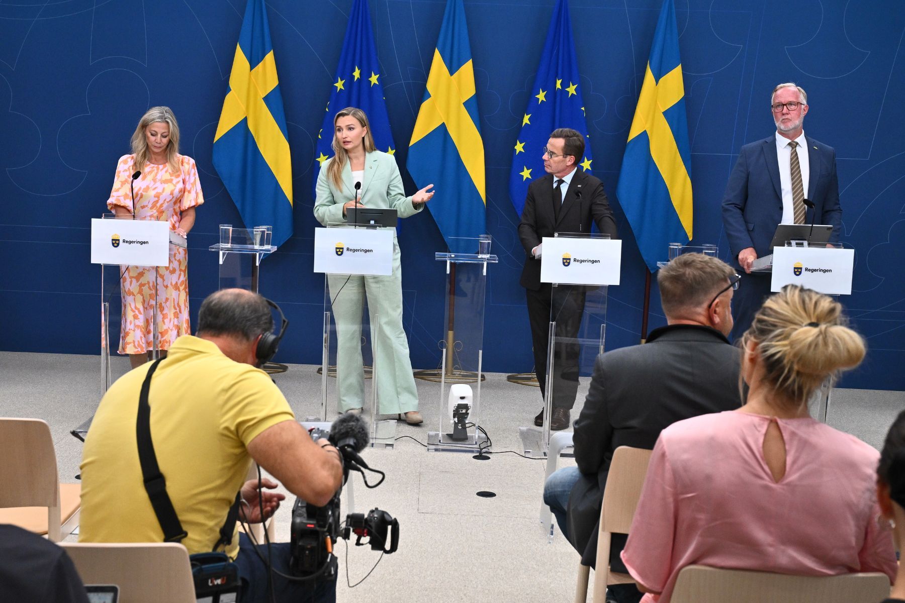 Från vänster: Linda Lindberg (SD), energi- och näringsminister Ebba Busch (KD), statsminister Ulf Kristersson (M), och arbetsmarknads- och integrationsminister Johan Pehrson (L). Foto: Claudio Bresciani / TT.